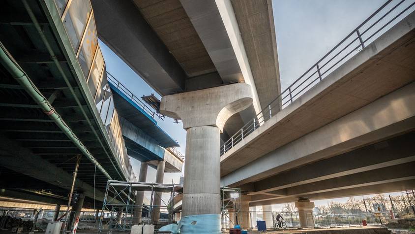 Das bauwerk K32 von unten Die Autobahn GmbH gibt Teilstücke in Kreuz Leverkusen West frei, unter anderem die Verbindungsbrücke von der Autobahn 59 auf die A1 in Richtung Dortmund.