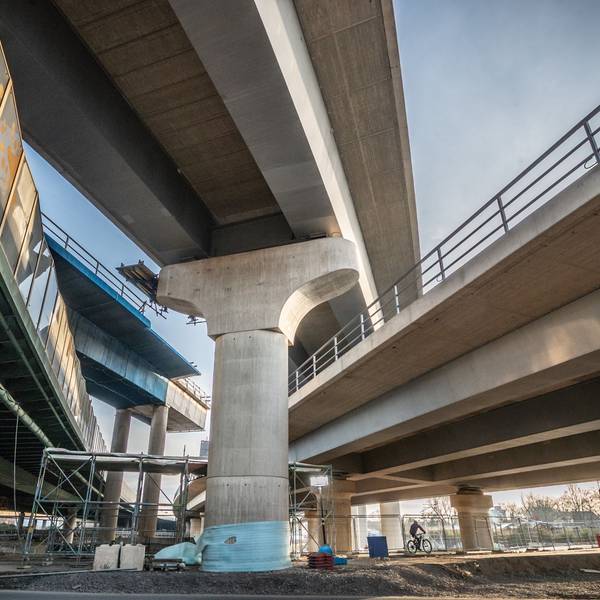 Das bauwerk K32 von unten Die Autobahn GmbH gibt Teilstücke in Kreuz Leverkusen West frei, unter anderem die Verbindungsbrücke von der Autobahn 59 auf die A1 in Richtung Dortmund.