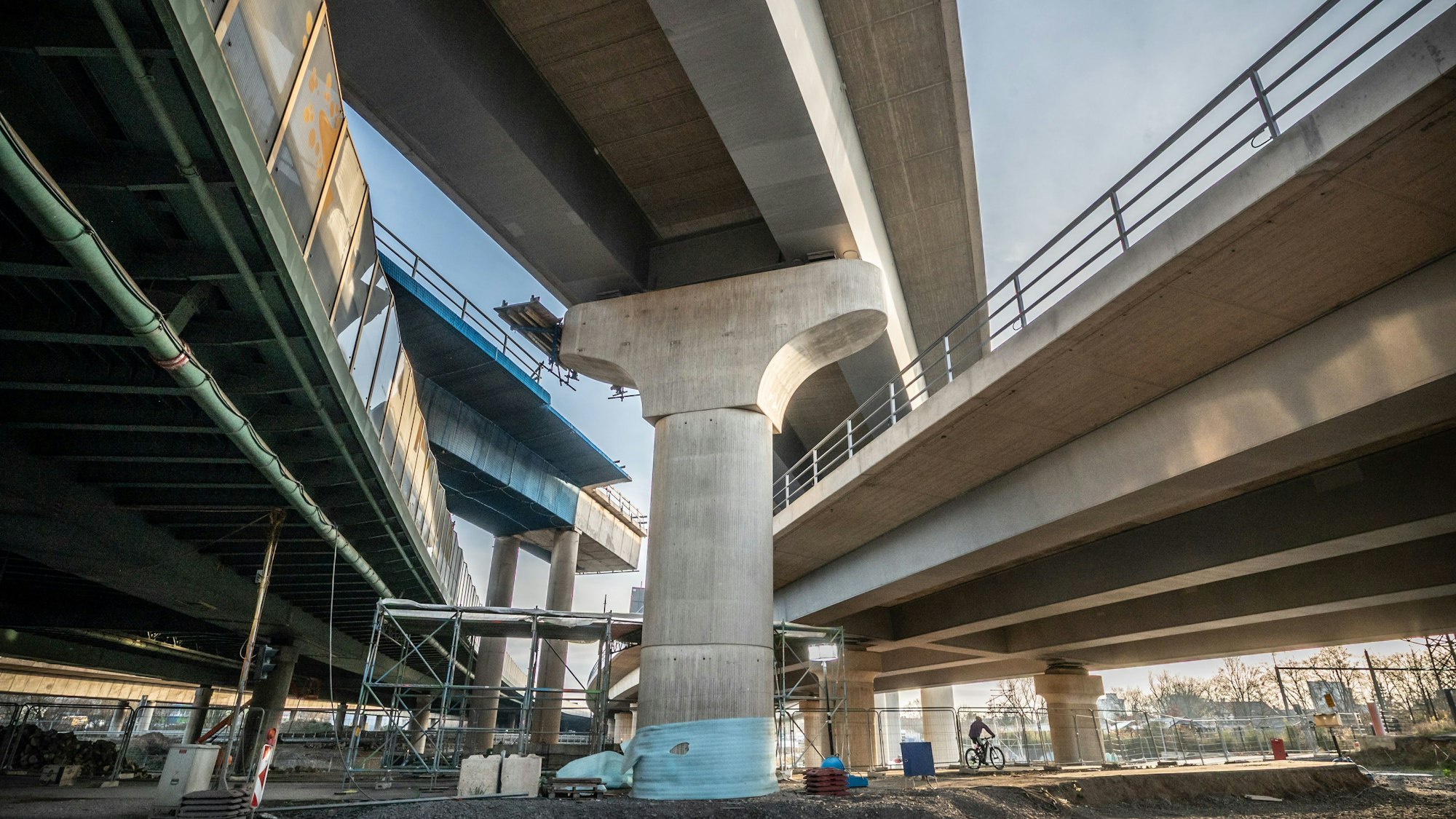 Das bauwerk K32 von unten Die Autobahn GmbH gibt Teilstücke in Kreuz Leverkusen West frei, unter anderem die Verbindungsbrücke von der Autobahn 59 auf die A1 in Richtung Dortmund.