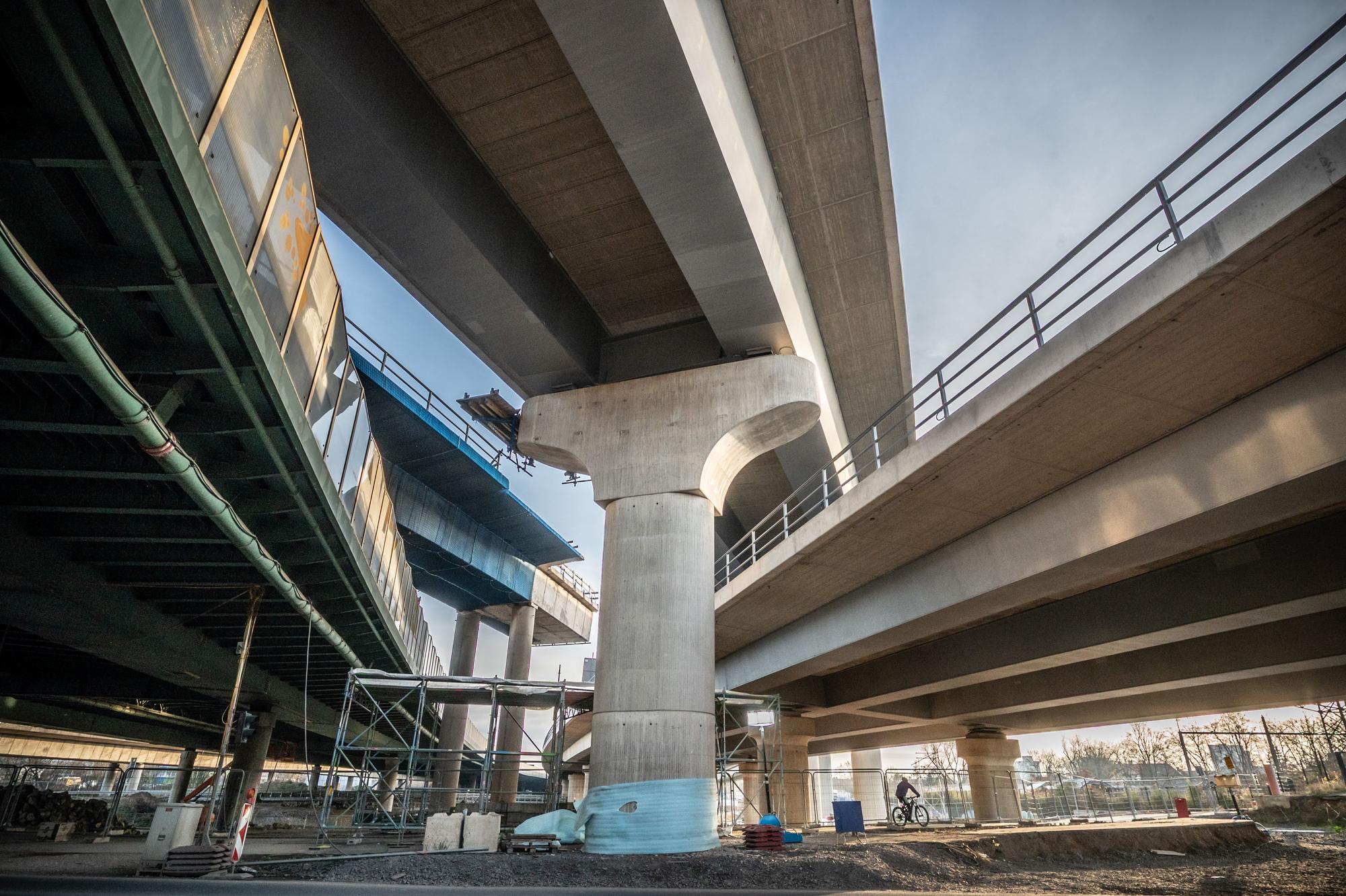 Das bauwerk K32 von unten Die Autobahn GmbH gibt Teilstücke in Kreuz Leverkusen-West frei, unter anderem die Verbindungsbrücke von der Autobahn 59 auf die A1 in Richtung Dortmund. Bild: Ralf Krieger