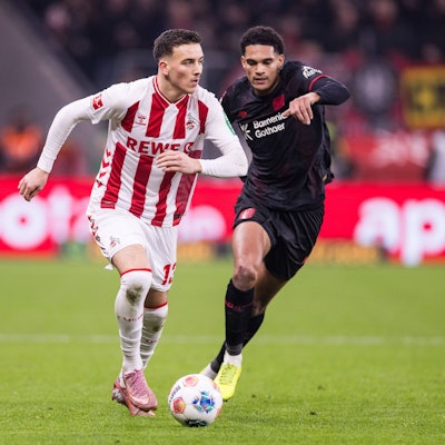 So war es im Hinspiel am 13. Dezember: Kölns Said El Mala (l.) im Duell mit Leverkusens Jarell Quansah. Bayer 04 gewann damals mit 2:0.