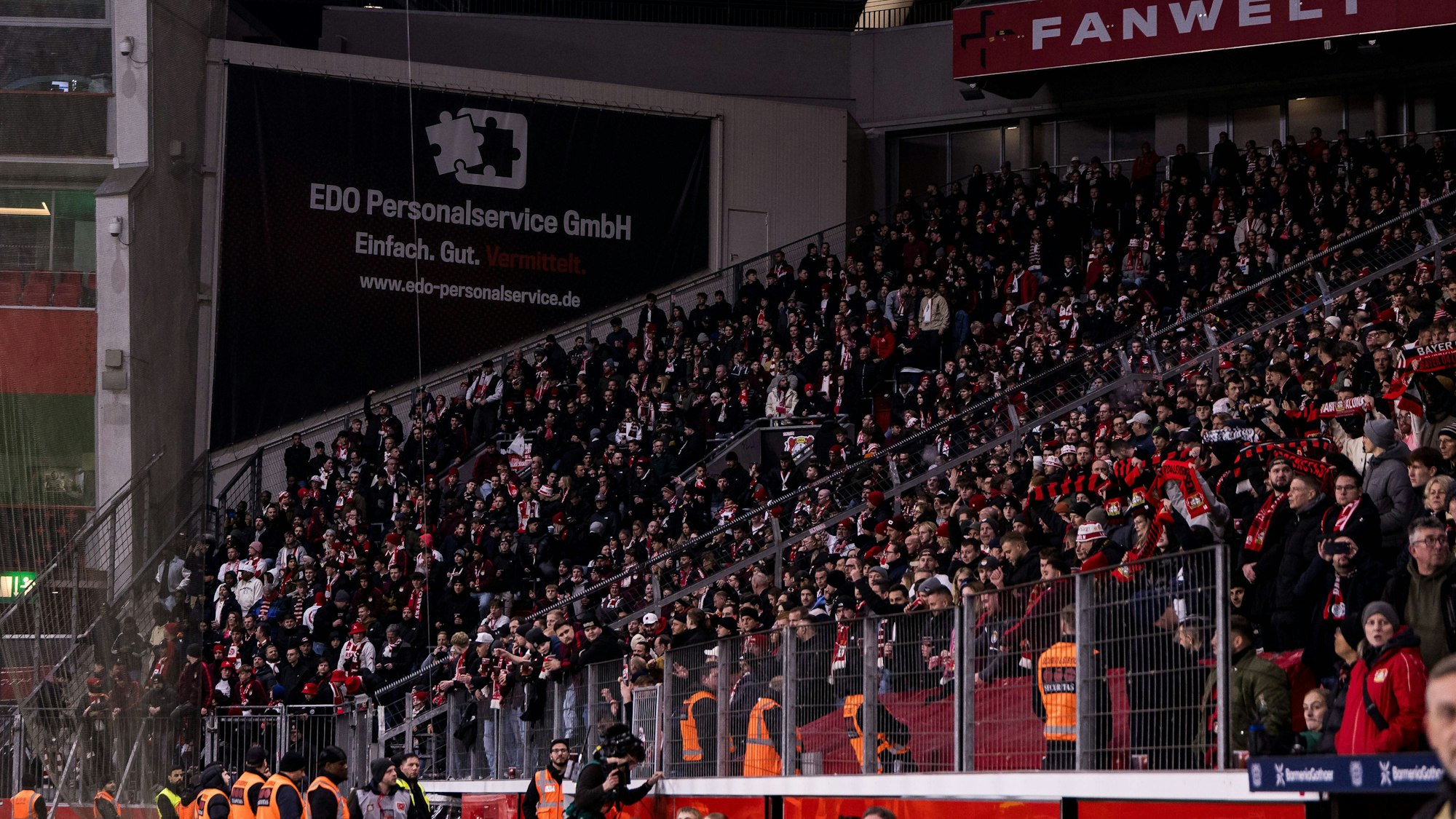 Ein Blick in den Gästeblock in der BayArena beim Spiel zwischen Leverkusen und dem 1. FC Köln.