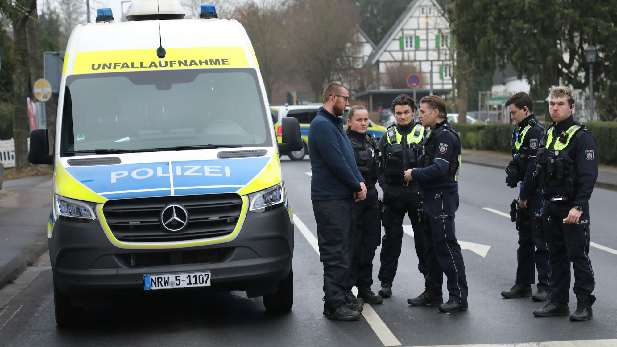 Polizeibeamte stehen neben einem Einsatzfahrzeug des Unfallaufnahme-Teams aus dem Rhein-Kreis Neuss.