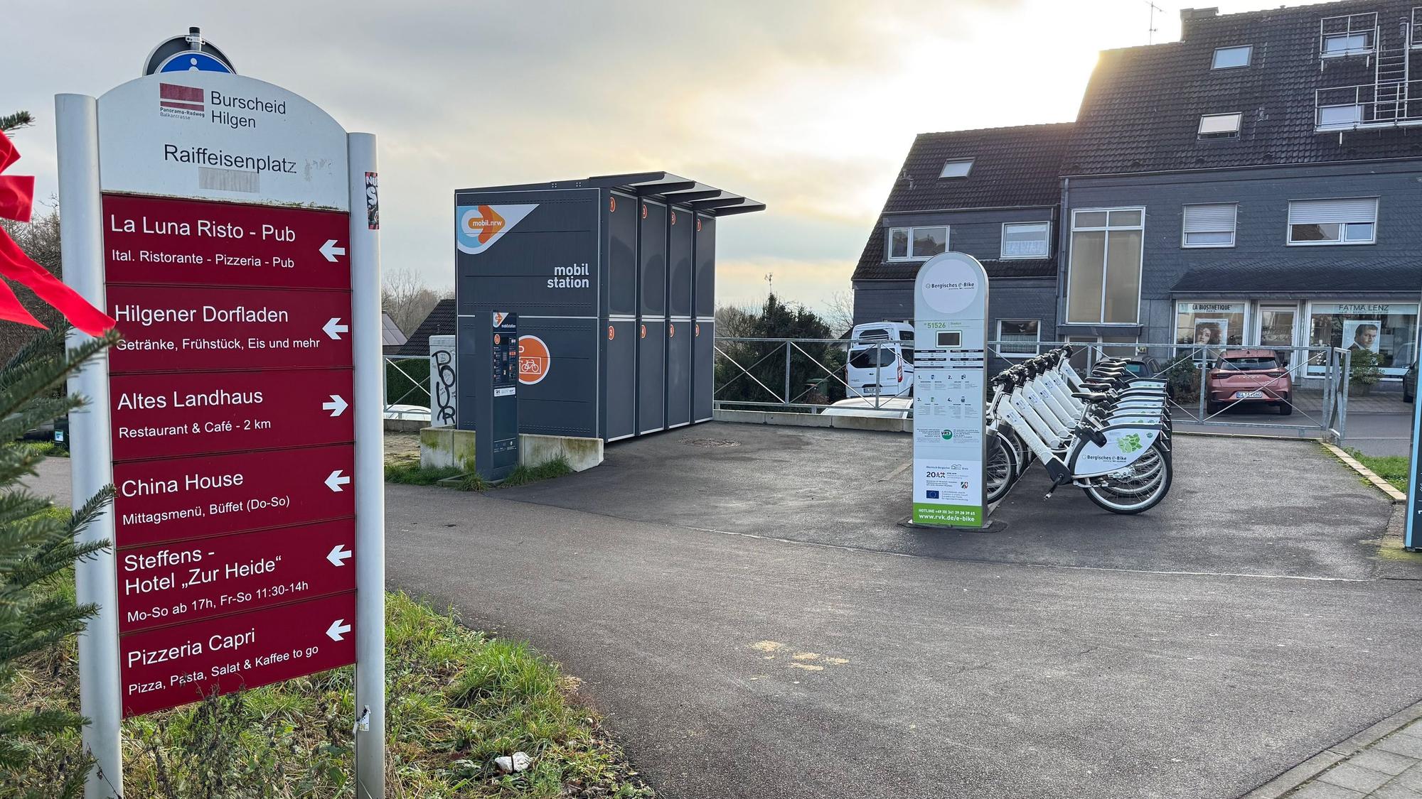 Der Raiffeisenplatz in Hilgen mit der Mobilststation