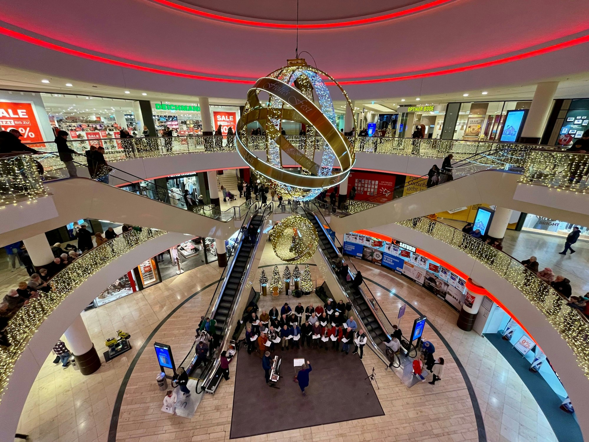 Die Einkäuferinnen und Einkäufer hörten auch von den oberen Stockwerken zu.