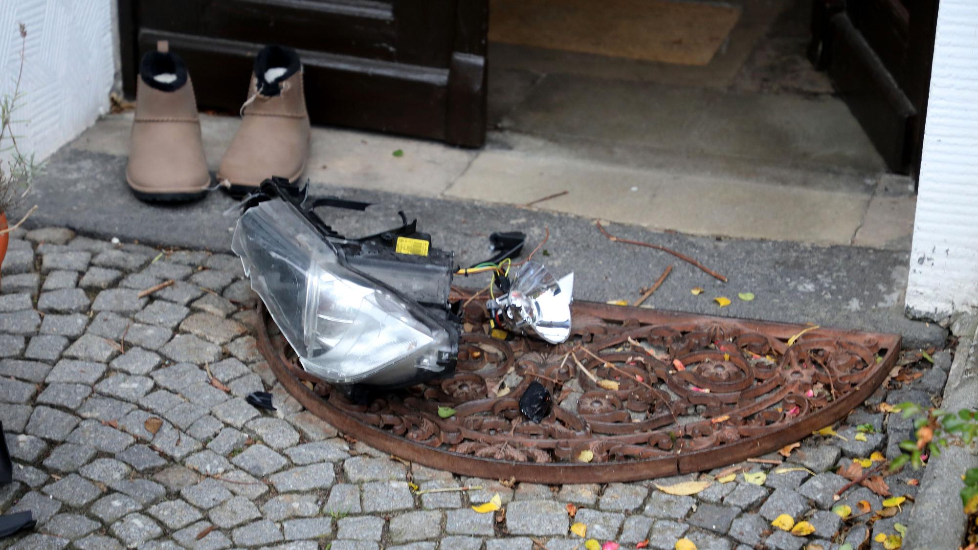 Ein Scheinwerfer liegt auf einem Fußabtreter.