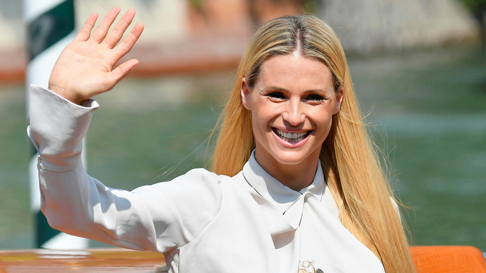 Michelle Hunziker winkt Fans zu.