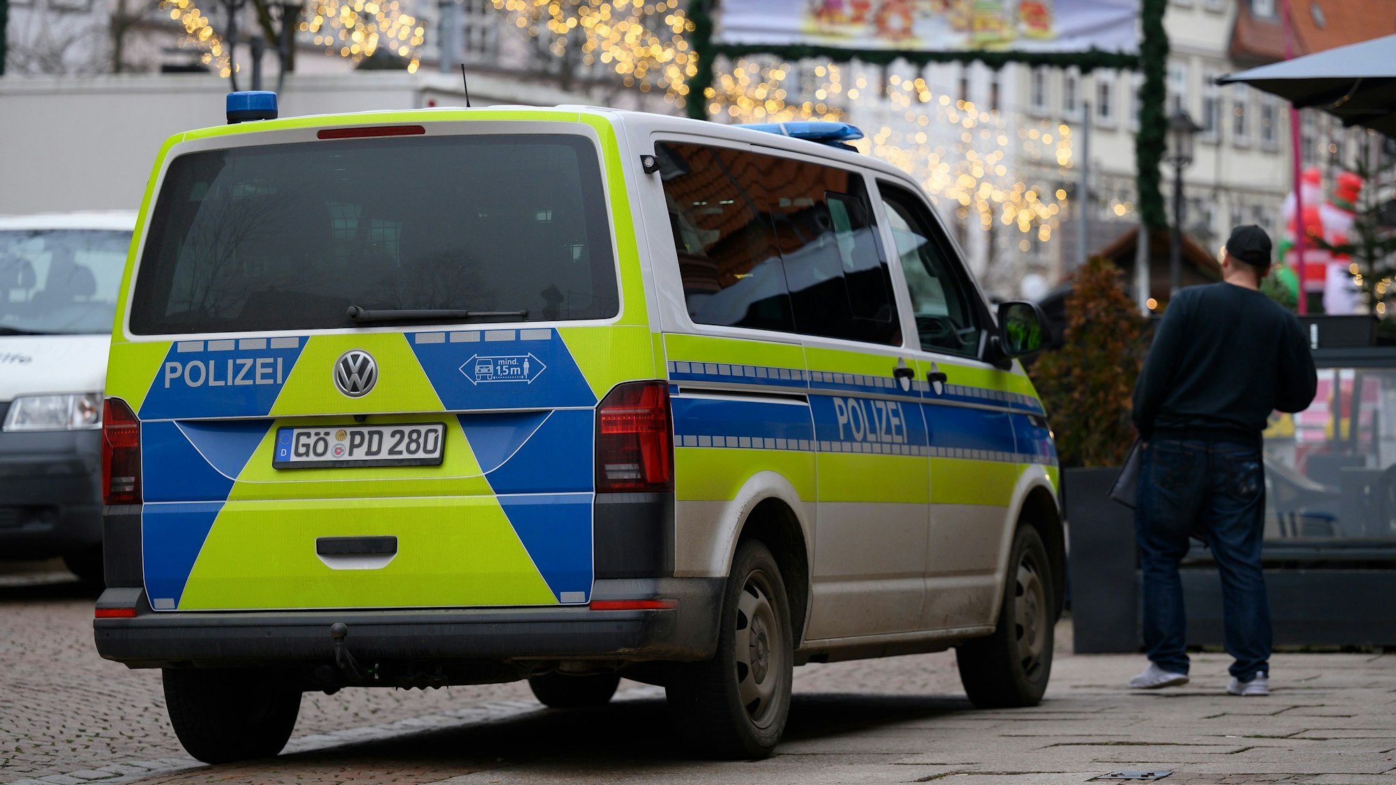 Einsatzkräfte der Polizei stehen an einem Weihnachtsmarkt.