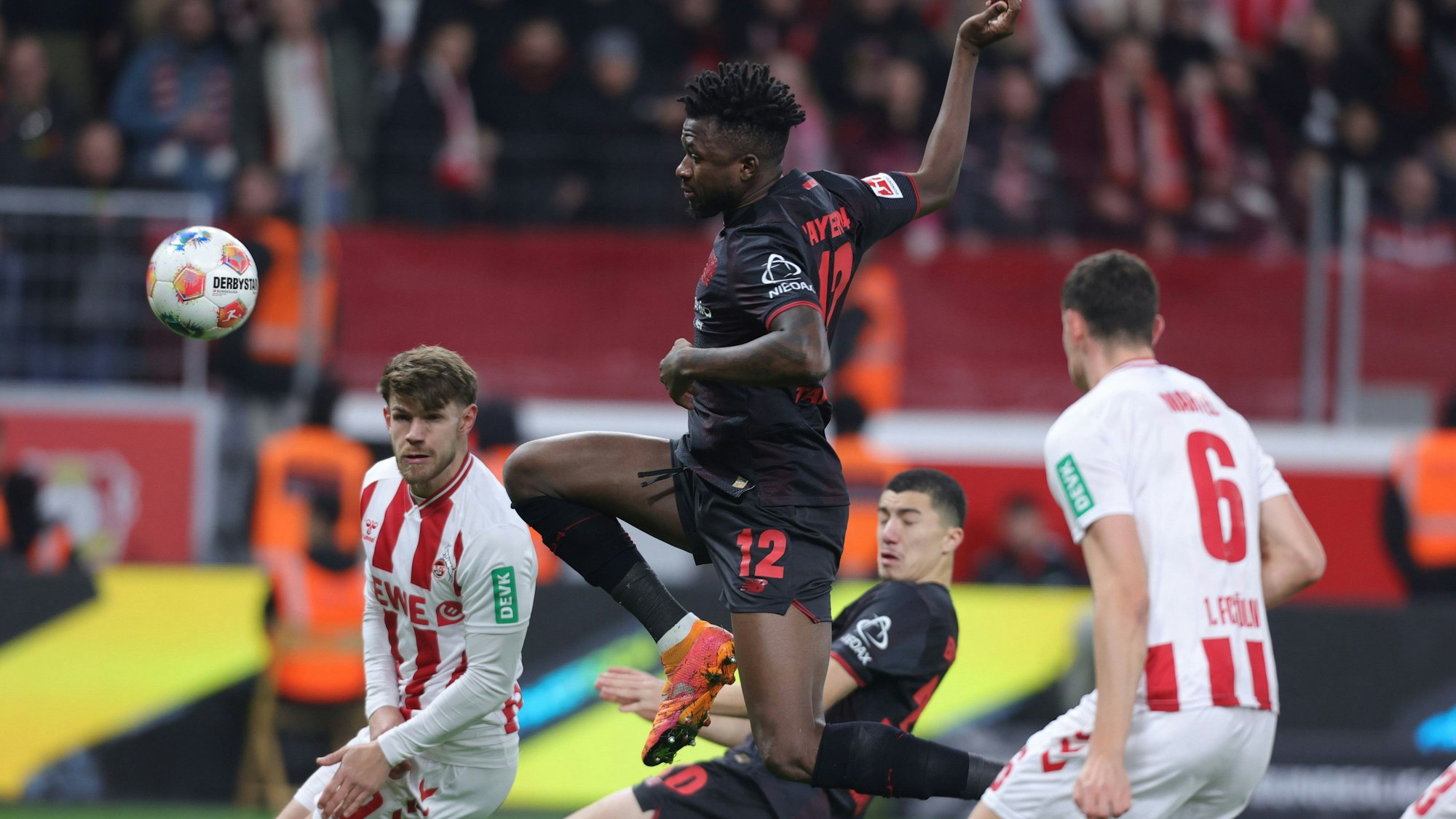 Spielszene im Duell Bayer Leverkusen - 1. FC Köln.
