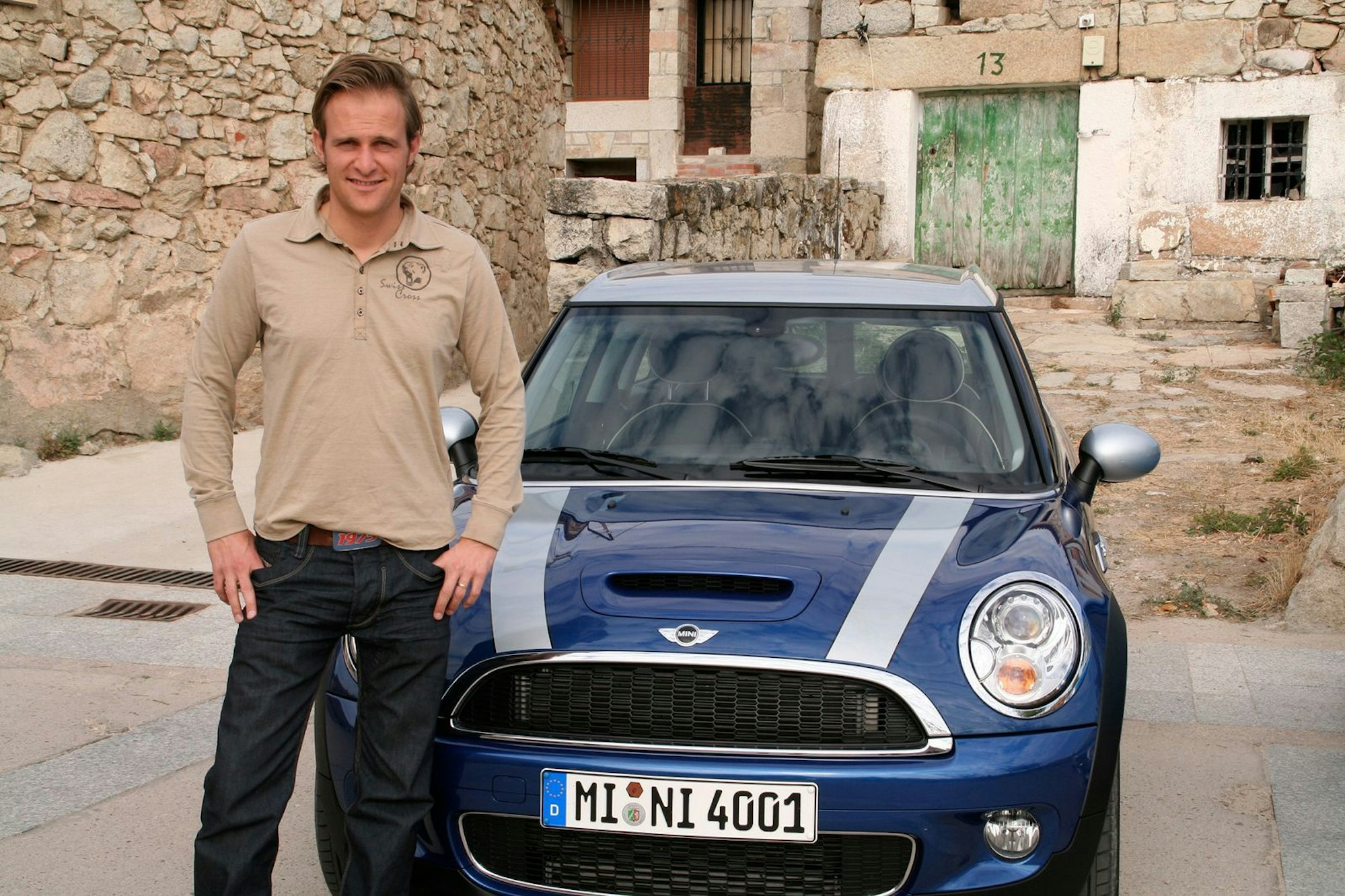 Es muss nicht immer ein Sportwagen sein: „Grip“ Moderator Matthias Malmedie mit einem Mini. (Bild: RTLZWEI)