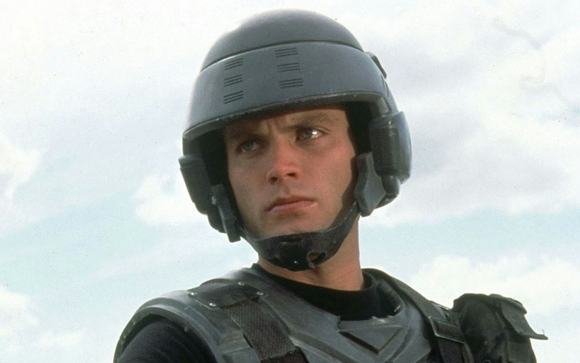 Jung und unerschrocken: Johnny Rico (Casper Van Dien) ist der große Held in „Starship Troopers“. (Bild: TriStar Pictures)