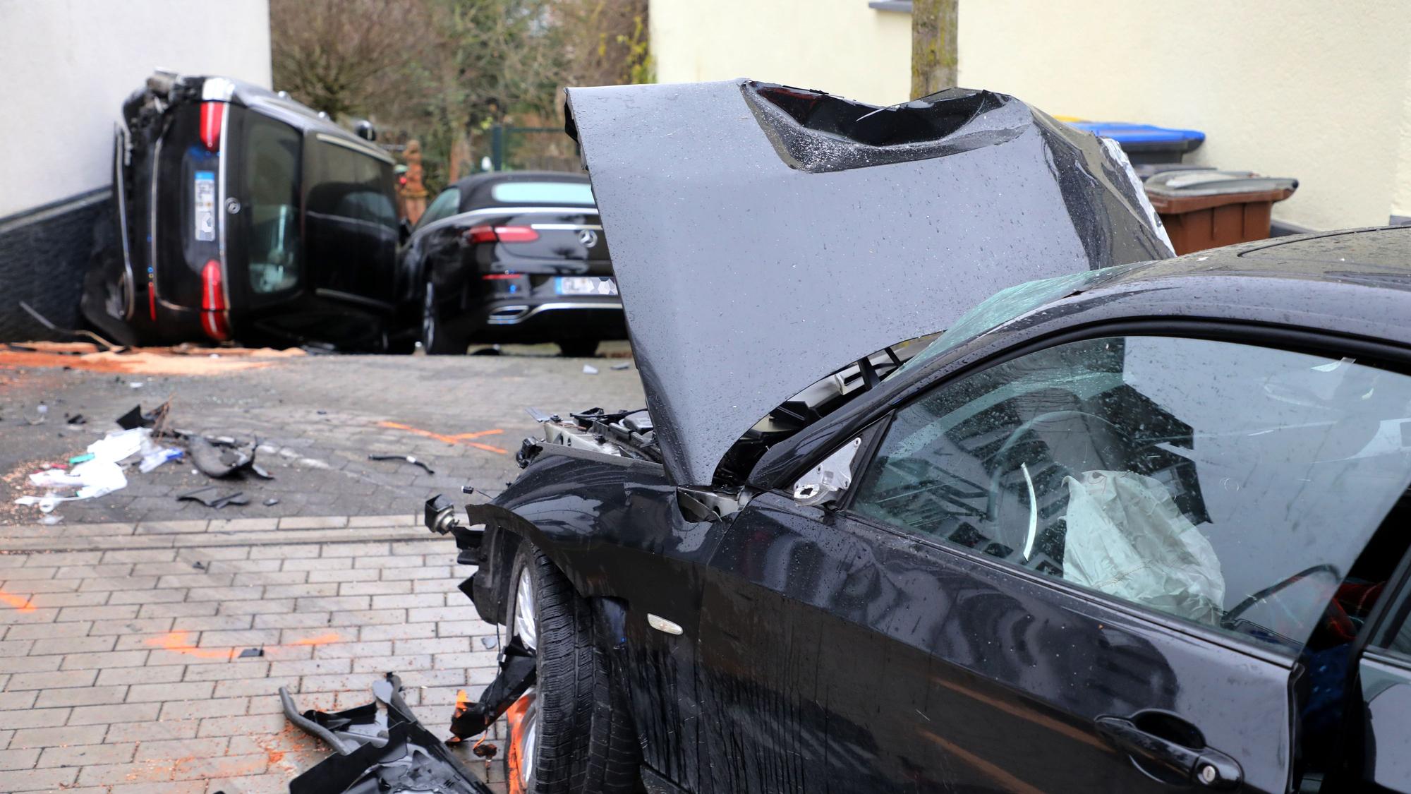 Ein Unfallauto steht auf der Kreuzung in Bergisch Gladbach-Sand.