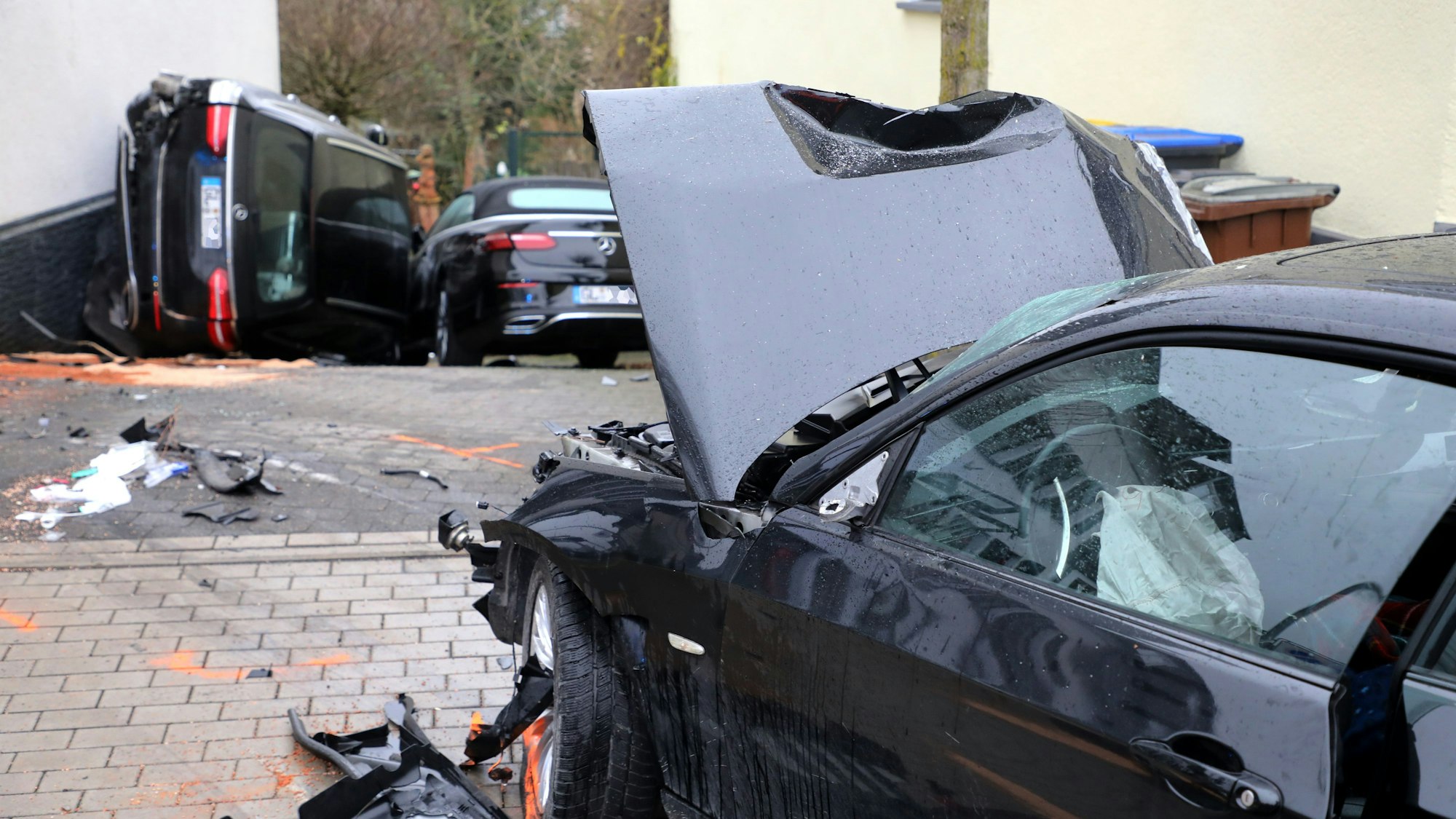 Ein Unfallauto steht auf der Kreuzung in Bergisch Gladbach-Sand.