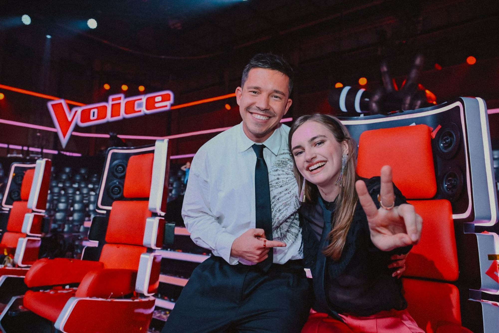 Nico Santos gewinnt dank seines Talents Anne Mosters zum ersten Mal „The Voice of Germany“. (Bild: Joyn / Claudius Pflug)