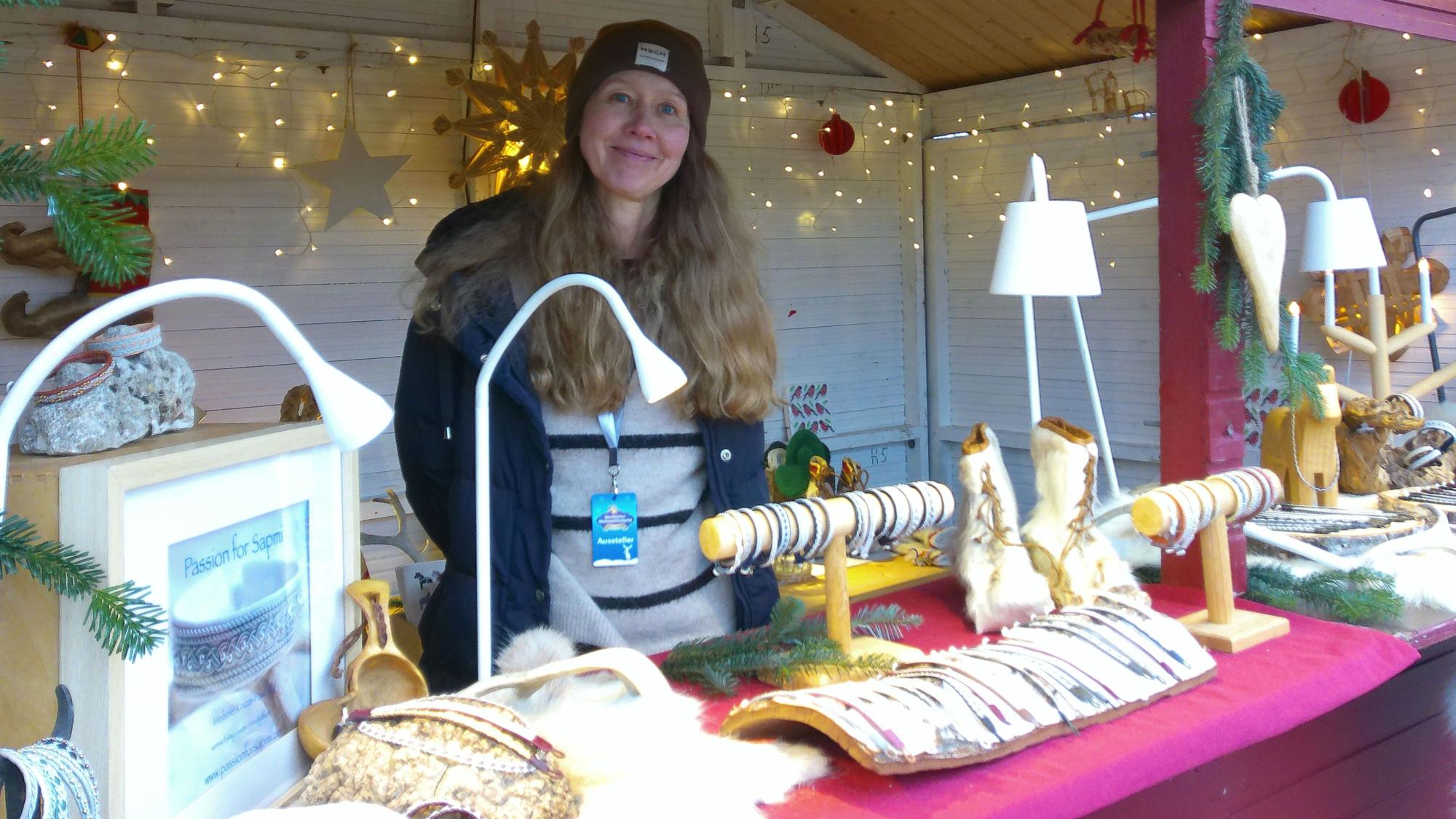 Nordischer Weihnachtsmarkt im Neulandpark: Melanie Knizia-Pawolka hat in Lappland gelernt, Sami-Armbänder zu knüpfen.