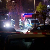 Am frühen Samstagmorgen (13. Dezember 2025) hat ein Mann in einem Hochhaus in Bergkamen-Weddinghofen (Nordrhein-Westfalen) eine 26-jährige Frau und ihre vier Kinder mit einem Messer angegriffen.