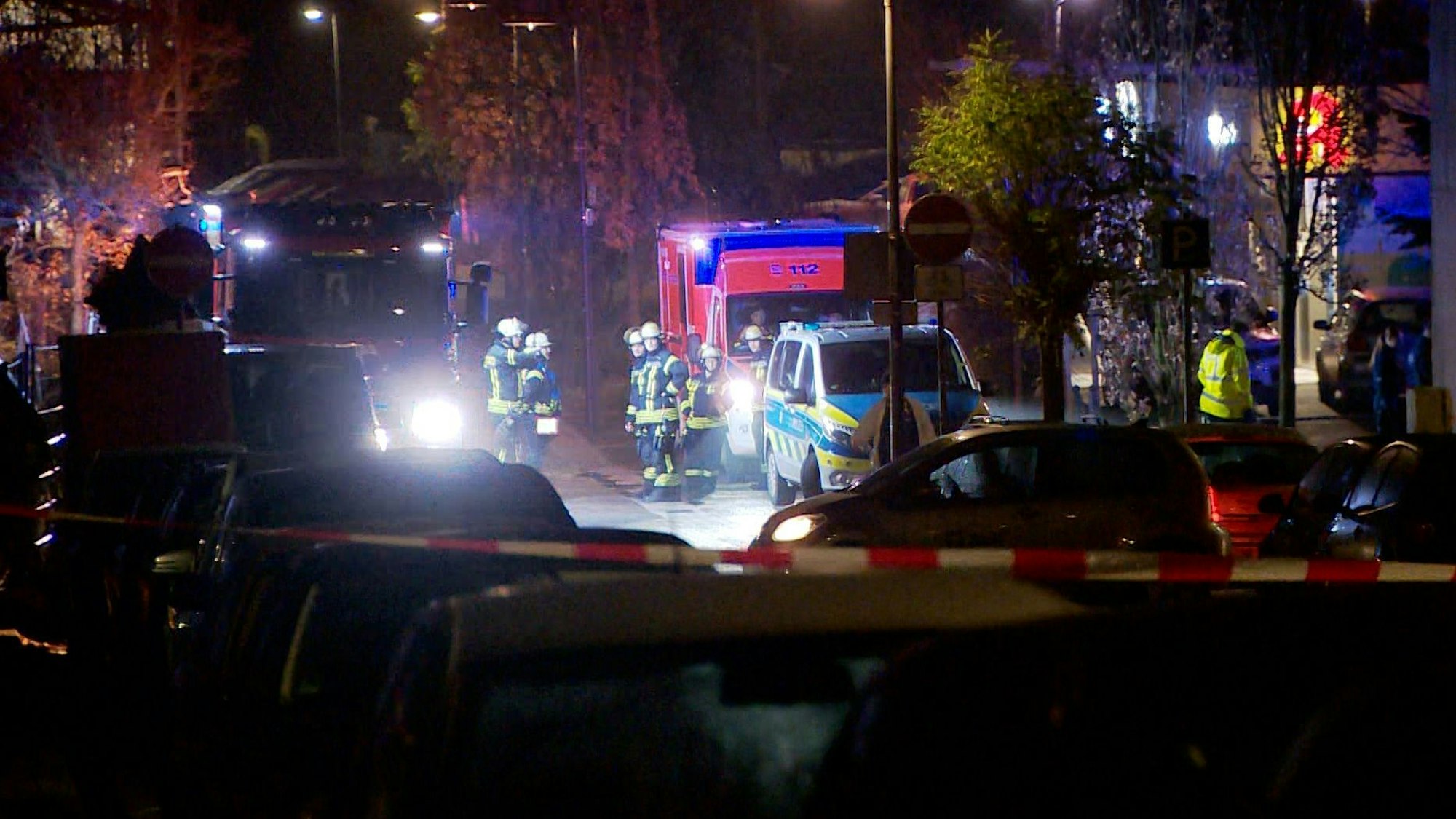 Am frühen Samstagmorgen (13. Dezember 2025) hat ein Mann in einem Hochhaus in Bergkamen-Weddinghofen (Nordrhein-Westfalen) eine 26-jährige Frau und ihre vier Kinder mit einem Messer angegriffen.