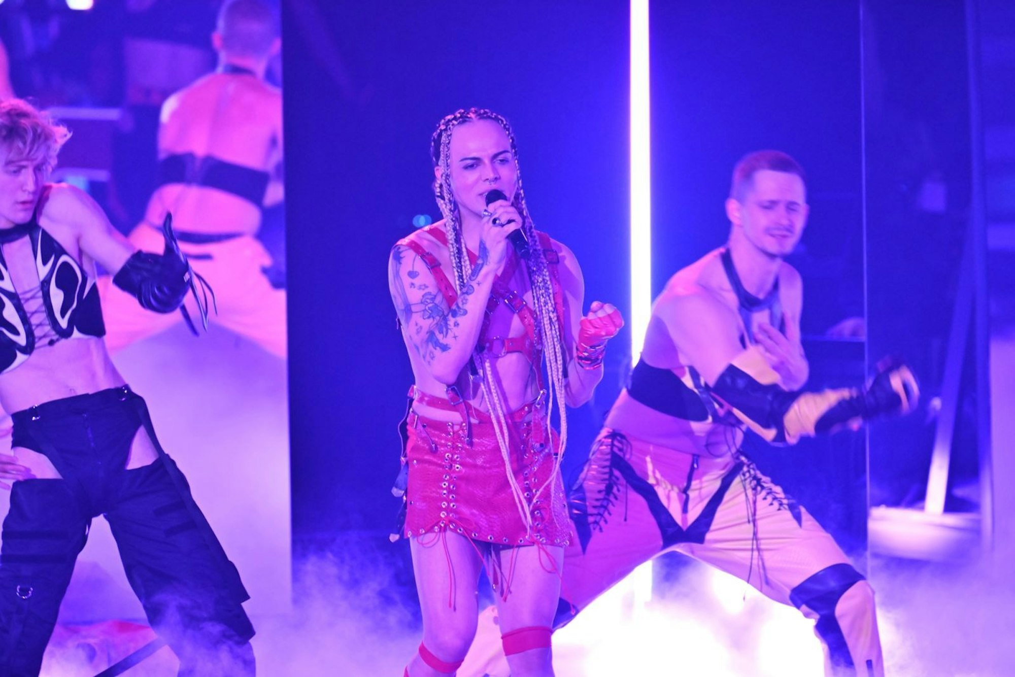 Coach Shirin David zieht vor Oxa, die für die Rechte von Transmenschen und nicht binären Menschen kämpft, den Hut. „Oxa ist für mich der Star, zu dem ich aufschaue!“ (Bild: Joyn/Claudius Pflug)