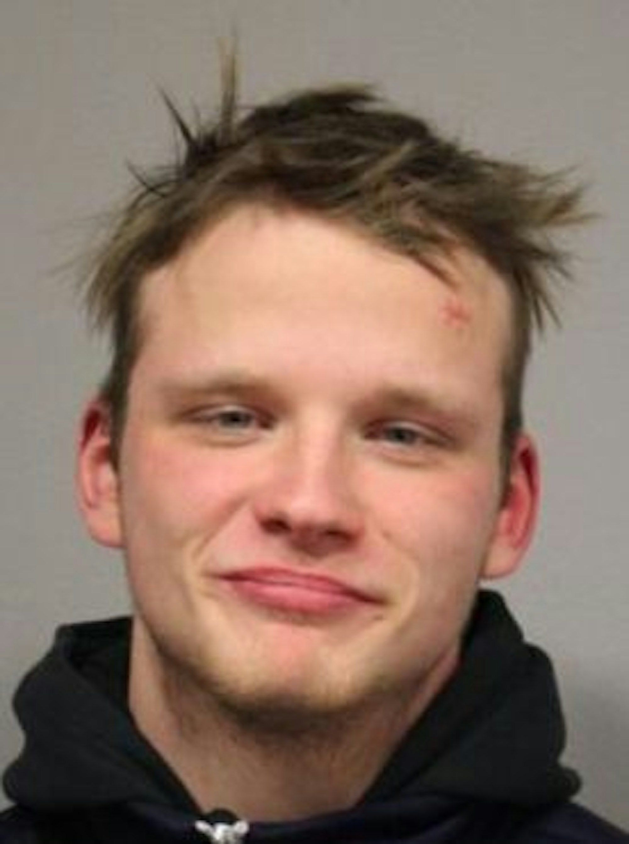 Nach diesem 20-Jährigen fahndet die Polizei. Der Beschuldigte ist der Polizei namentlich bekannt.