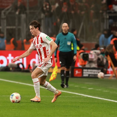 FC-Profi Jakub Kaminski bereitete Leverkusens Arthur auf der linken Kölner Seite einen arbeitsreichen Abend.