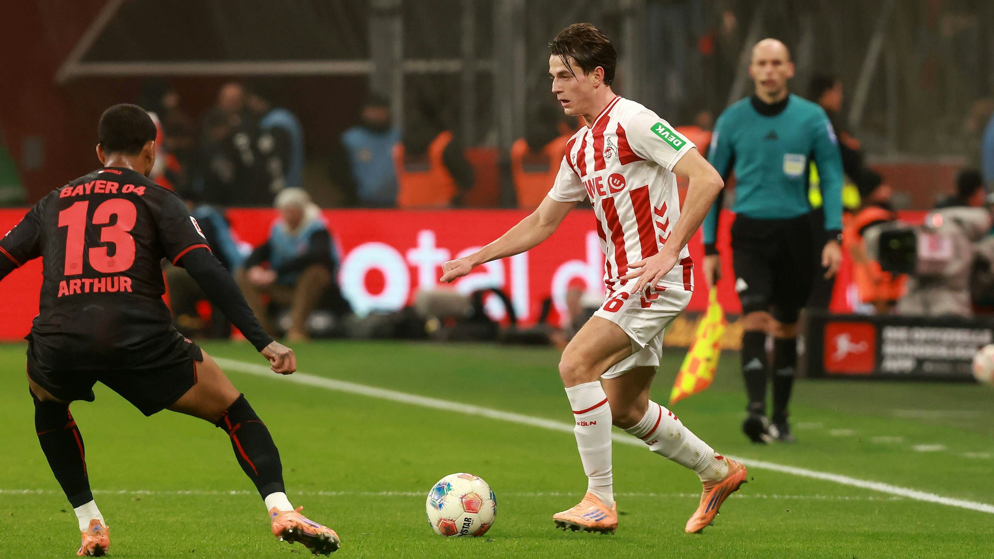 FC-Profi Jakub Kaminski bereitete Leverkusens Arthur auf der linken Kölner Seite einen arbeitsreichen Abend.