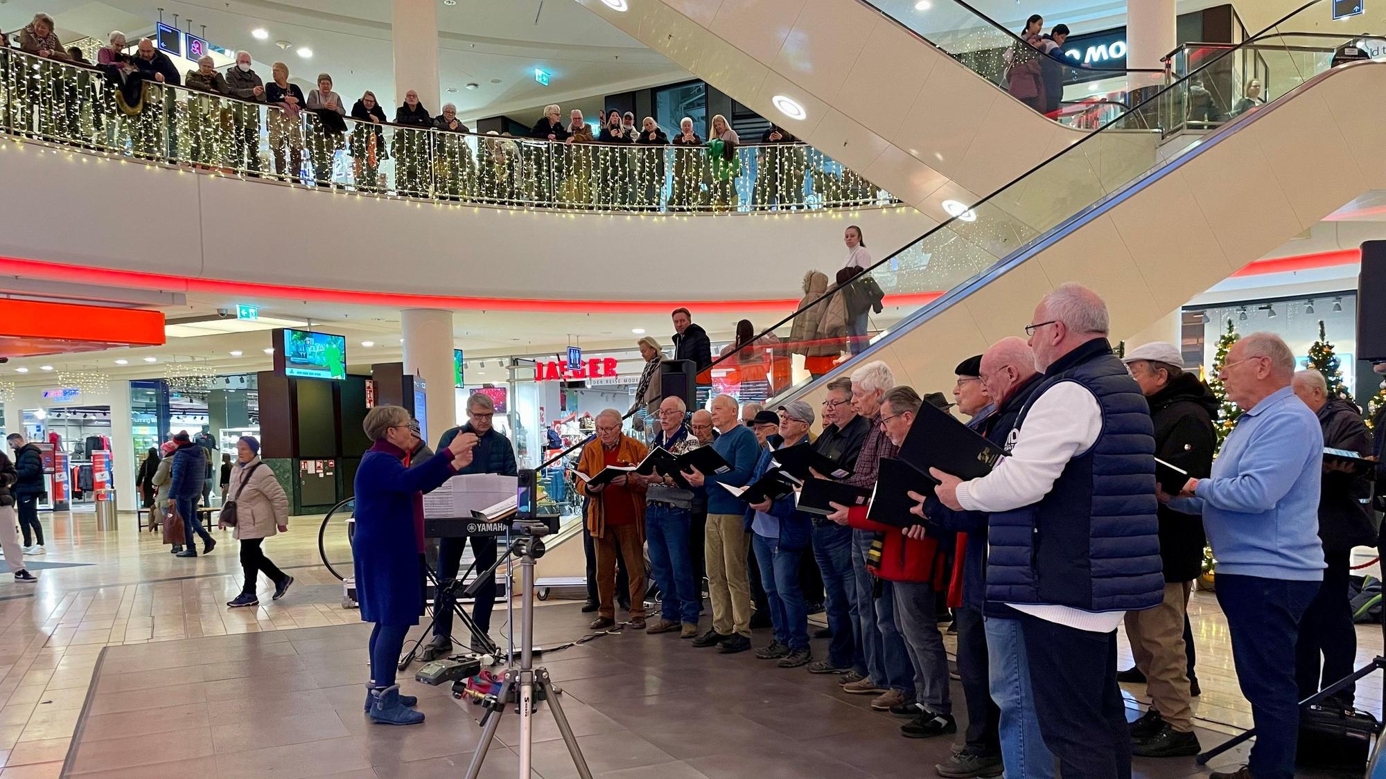 Der Bayer Männerchor sang Weihnachtslieder in der Rathausgalerie.