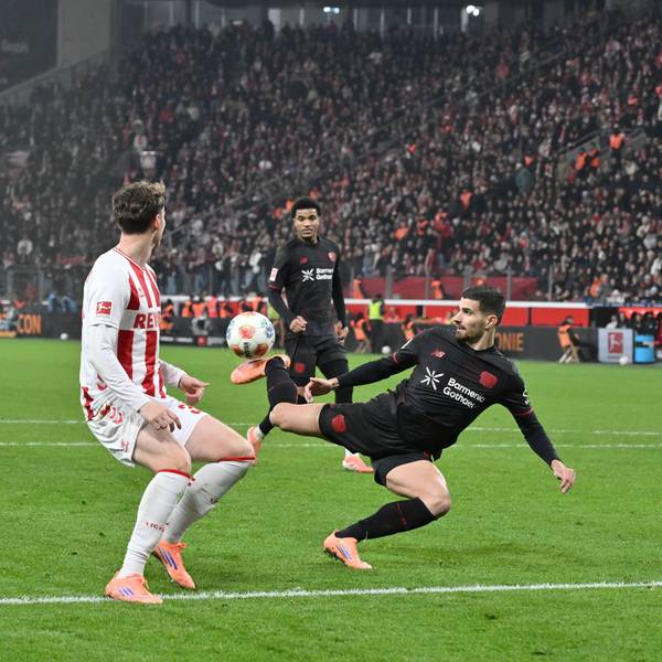 Martin Terrier Bayer 04 Leverkusen erzielt akrobatisch das Tor zum 1:0 13.12.2025, Fussball 1. Bundesliga, Saison 2025/2026, 14. Spieltag, Bayer 04 Leverkusen - 1. FC Köln DFL regulations prohibit any use of photographs as image sequences and/or quasi-video Leverkusen BayArena Nordrhein Westfalen Deutschland *** Martin Terrier Bayer 04 Leverkusen acrobatically scores the goal for 1 0 13 12 2025, Soccer 1 Bundesliga, Season 2025 2026, Matchday 14, Bayer 04 Leverkusen 1 FC Köln DFL regulations prohibit any use of photographs as image sequences and or quasi video Leverkusen BayArena Nordrhein Westfalen Germany Team2