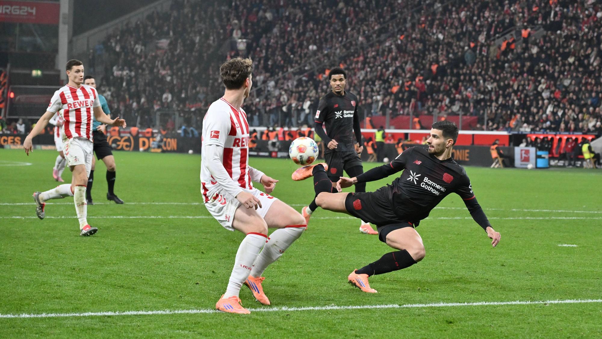Martin Terrier Bayer 04 Leverkusen erzielt akrobatisch das Tor zum 1:0 13.12.2025, Fussball 1. Bundesliga, Saison 2025/2026, 14. Spieltag, Bayer 04 Leverkusen - 1. FC Köln DFL regulations prohibit any use of photographs as image sequences and/or quasi-video Leverkusen BayArena Nordrhein Westfalen Deutschland *** Martin Terrier Bayer 04 Leverkusen acrobatically scores the goal for 1 0 13 12 2025, Soccer 1 Bundesliga, Season 2025 2026, Matchday 14, Bayer 04 Leverkusen 1 FC Köln DFL regulations prohibit any use of photographs as image sequences and or quasi video Leverkusen BayArena Nordrhein Westfalen Germany Team2