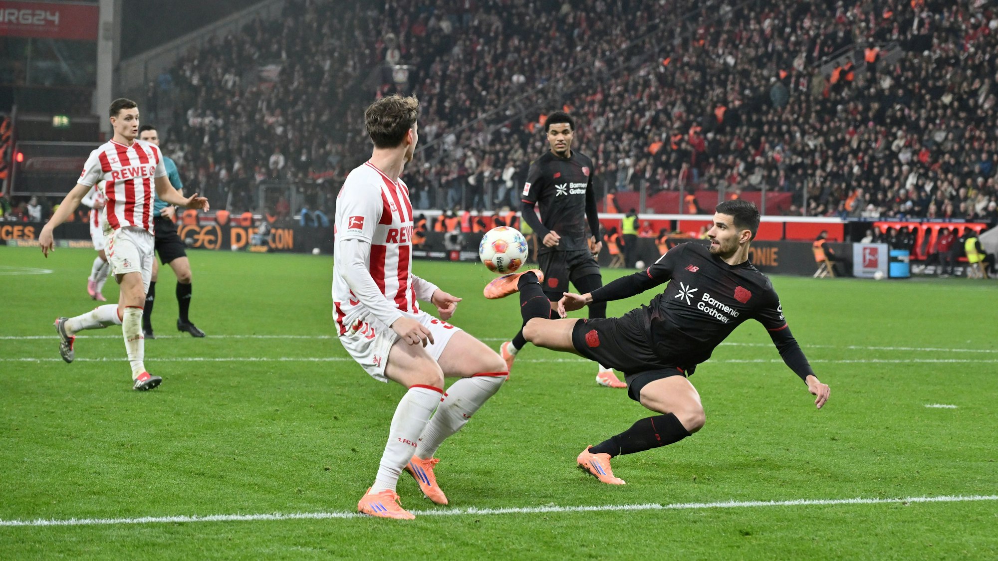 Martin Terrier Bayer 04 Leverkusen erzielt akrobatisch das Tor zum 1:0 13.12.2025, Fussball 1. Bundesliga, Saison 2025/2026, 14. Spieltag, Bayer 04 Leverkusen - 1. FC Köln DFL regulations prohibit any use of photographs as image sequences and/or quasi-video Leverkusen BayArena Nordrhein Westfalen Deutschland *** Martin Terrier Bayer 04 Leverkusen acrobatically scores the goal for 1 0 13 12 2025, Soccer 1 Bundesliga, Season 2025 2026, Matchday 14, Bayer 04 Leverkusen 1 FC Köln DFL regulations prohibit any use of photographs as image sequences and or quasi video Leverkusen BayArena Nordrhein Westfalen Germany Team2