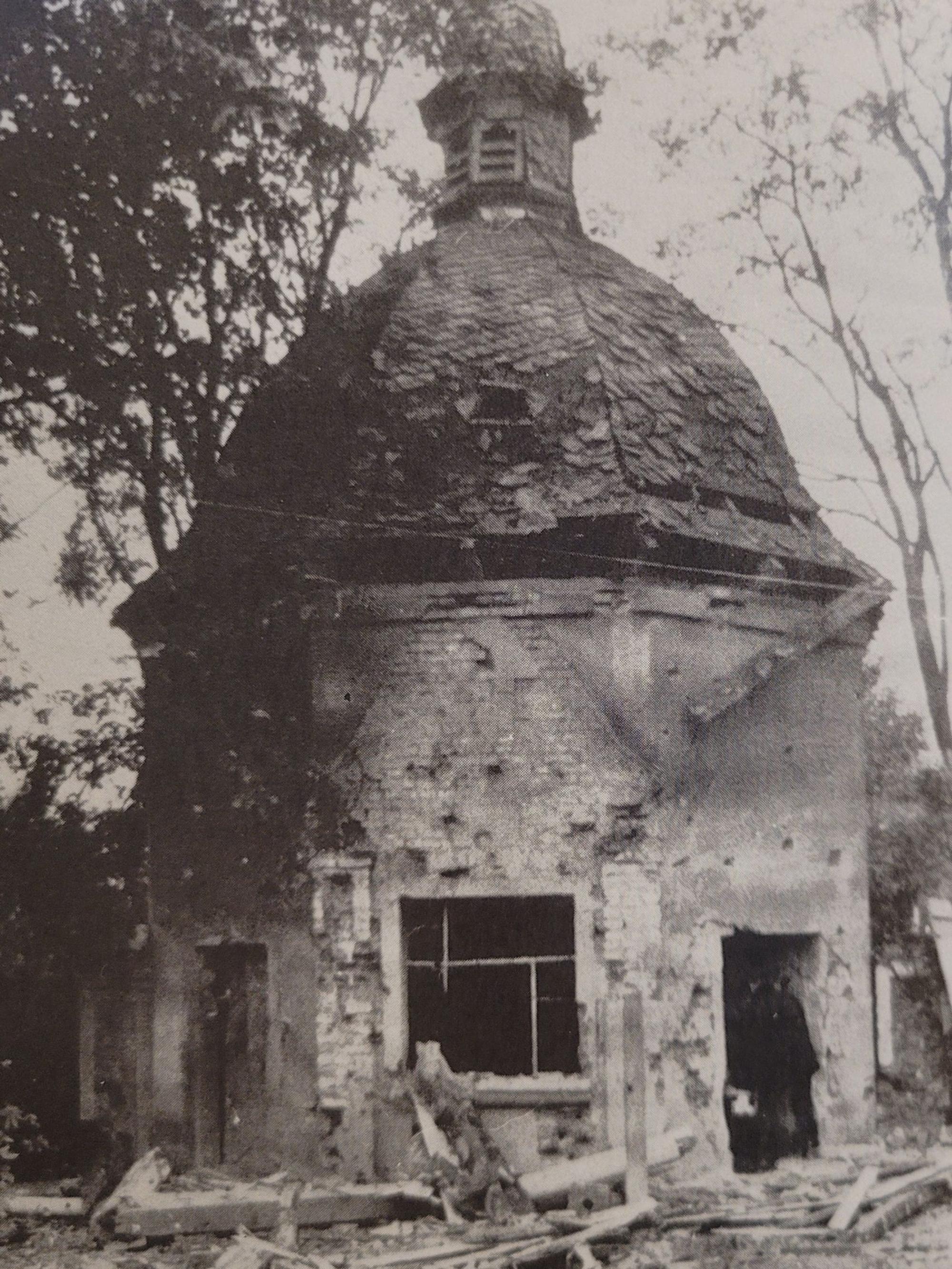Ein Foto der von Bombenangriffen beschädigte Barbarakapelle.