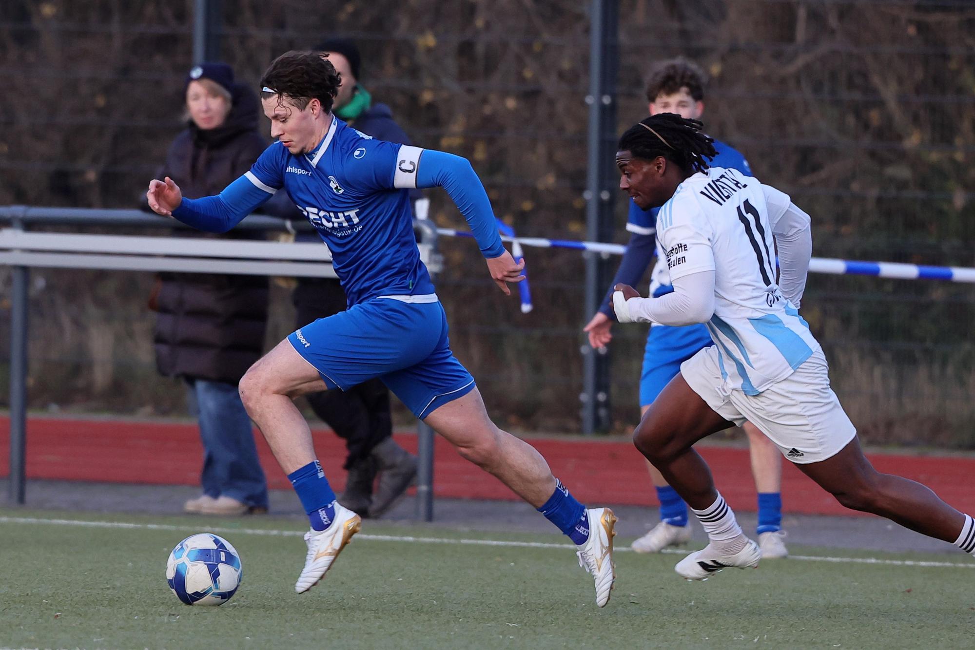 Das Foto zeigt einen Königsdorfer Fußballer, der seinem Gegenspieler unaufhaltsam davonrennt.
