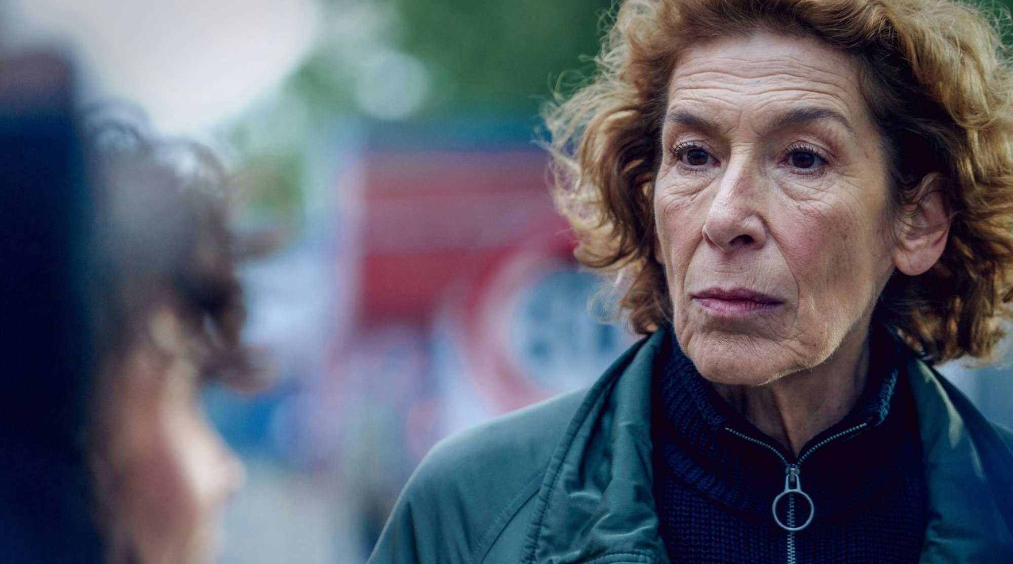 Bibi Fellner (Adele Neuhauser) spricht mit der Tochter des Toten im Altersheim, die sich verdächtig verhält. (Bild: ORF/Petro Domenigg)