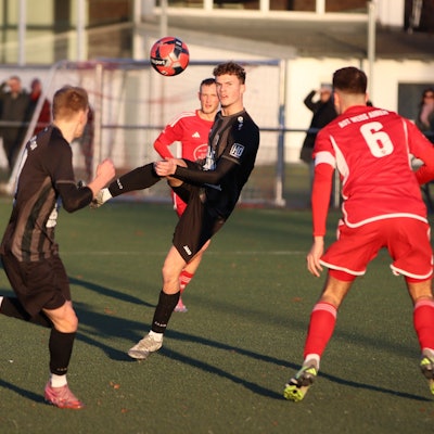 Leo Richerzhagen lupft einen Ball über den Gegner in den Lauf von Luke Bungart, der gerade startet.