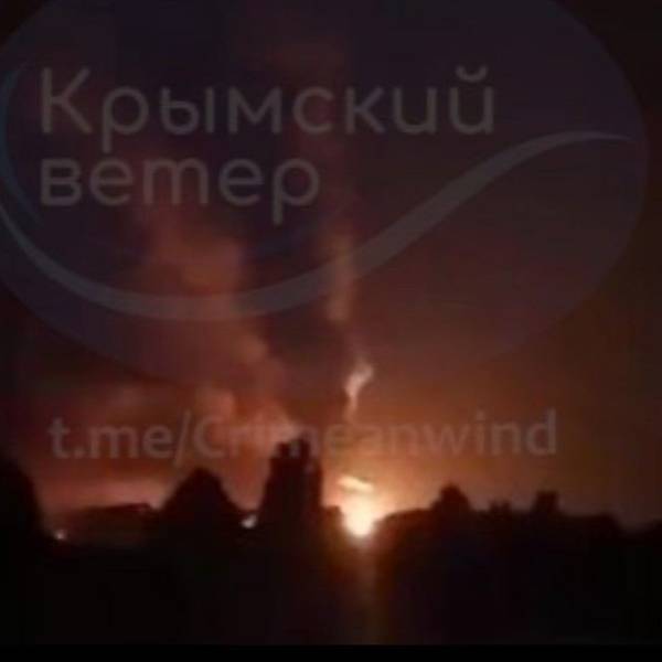 Das Bild soll das brennende Öldepot in Simferopol auf der Krim zeigen.