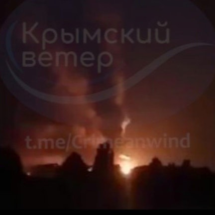 Das Bild soll das brennende Öldepot in Simferopol auf der Krim zeigen.