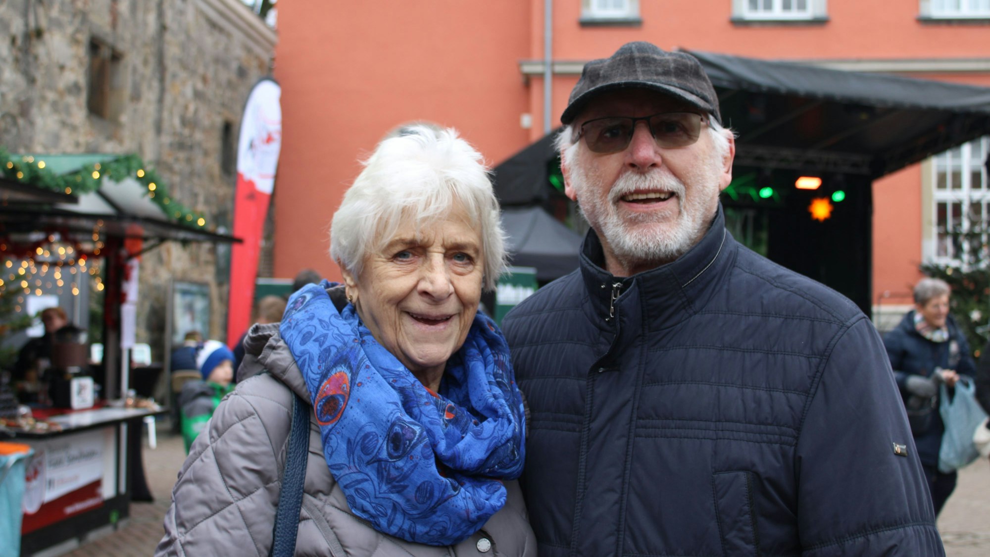 Weihnachtsmarkt auf der Troisdorfer Burg Wissem: Hannelore (87) und Gerd Weber (86) kommen hier jedes Jahr her