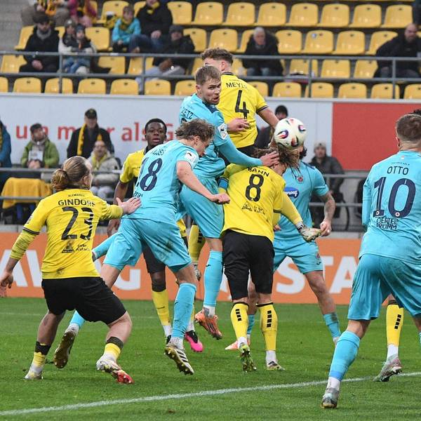 Tim Kloss Victoria Köln, 18 2. v.li., erzielt den Treffer zum 0:2 durch Kopfball,, 13.12.2025, Aachen Deutschland, Fussball, 3. Liga, TSV Alemannia Aachen - Viktoria Köln, Fussball, 3. Liga, TSV Alemannia Aachen - Viktoria Köln, DFB/DFL REGULATIONS PROHIBIT ANY USE OF PHOTOGRAPHS AS IMAGE SEQUENCES AND/OR QUASI-VIDEO. *** Tim Kloss Victoria Köln, 18 2 v li , scores the goal to 0 2 by header,, 13 12 2025, Aachen Germany , Football, 3 Liga, TSV Alemannia Aachen Viktoria Köln, Football, 3 Liga, TSV Alemannia Aachen Viktoria Köln, DFB DFL REGULATIONS PROHIBIT ANY USE OF PHOTOGRAPHS AS IMAGE SEQUENCES AND OR QUASI VIDEO xmhx