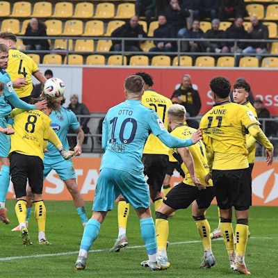 Tim Kloss Victoria Köln, 18 2. v.li., erzielt den Treffer zum 0:2 durch Kopfball,, 13.12.2025, Aachen Deutschland, Fussball, 3. Liga, TSV Alemannia Aachen - Viktoria Köln, Fussball, 3. Liga, TSV Alemannia Aachen - Viktoria Köln, DFB/DFL REGULATIONS PROHIBIT ANY USE OF PHOTOGRAPHS AS IMAGE SEQUENCES AND/OR QUASI-VIDEO. *** Tim Kloss Victoria Köln, 18 2 v li , scores the goal to 0 2 by header,, 13 12 2025, Aachen Germany , Football, 3 Liga, TSV Alemannia Aachen Viktoria Köln, Football, 3 Liga, TSV Alemannia Aachen Viktoria Köln, DFB DFL REGULATIONS PROHIBIT ANY USE OF PHOTOGRAPHS AS IMAGE SEQUENCES AND OR QUASI VIDEO xmhx