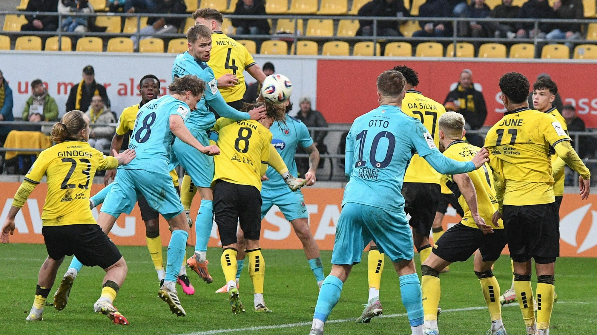 Tim Kloss Victoria Köln, 18 2. v.li., erzielt den Treffer zum 0:2 durch Kopfball,, 13.12.2025, Aachen Deutschland, Fussball, 3. Liga, TSV Alemannia Aachen - Viktoria Köln, Fussball, 3. Liga, TSV Alemannia Aachen - Viktoria Köln, DFB/DFL REGULATIONS PROHIBIT ANY USE OF PHOTOGRAPHS AS IMAGE SEQUENCES AND/OR QUASI-VIDEO. *** Tim Kloss Victoria Köln, 18 2 v li , scores the goal to 0 2 by header,, 13 12 2025, Aachen Germany , Football, 3 Liga, TSV Alemannia Aachen Viktoria Köln, Football, 3 Liga, TSV Alemannia Aachen Viktoria Köln, DFB DFL REGULATIONS PROHIBIT ANY USE OF PHOTOGRAPHS AS IMAGE SEQUENCES AND OR QUASI VIDEO xmhx