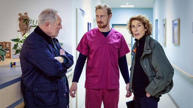 Moritz Eisner (Harald Krassnitzer, links) und Bibi Fellner (Adele Neuhauser) lassen sich im „Tatort: Der Elektriker“ vom leitende Pfleger Horst Windisch (Michael Edlinger) die angespannte Situation im Altersheim erklären. (Bild: ORF/Petro Domenigg)