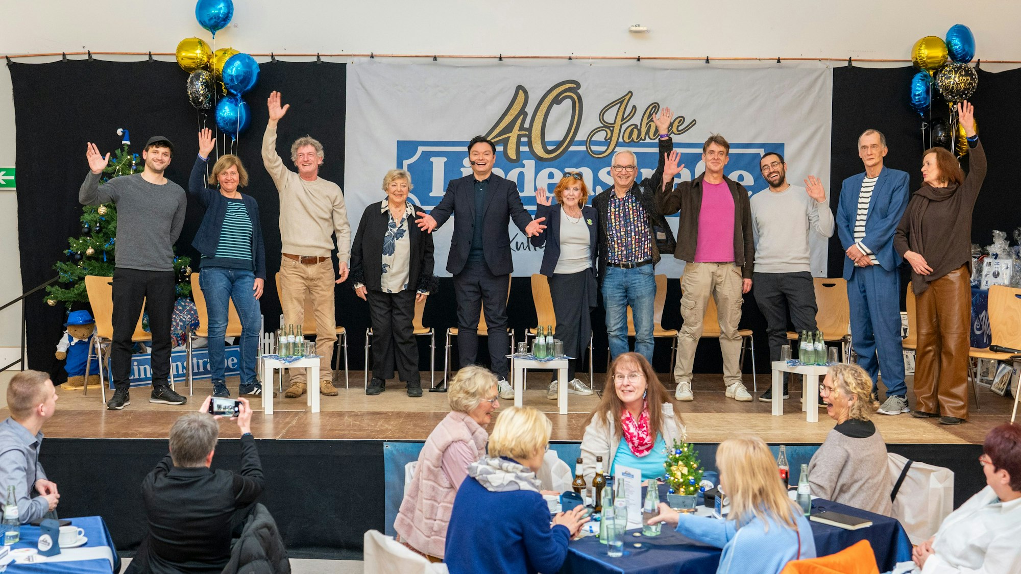 Darsteller und Crewmitglieder wurden von den Fans gefeiert.