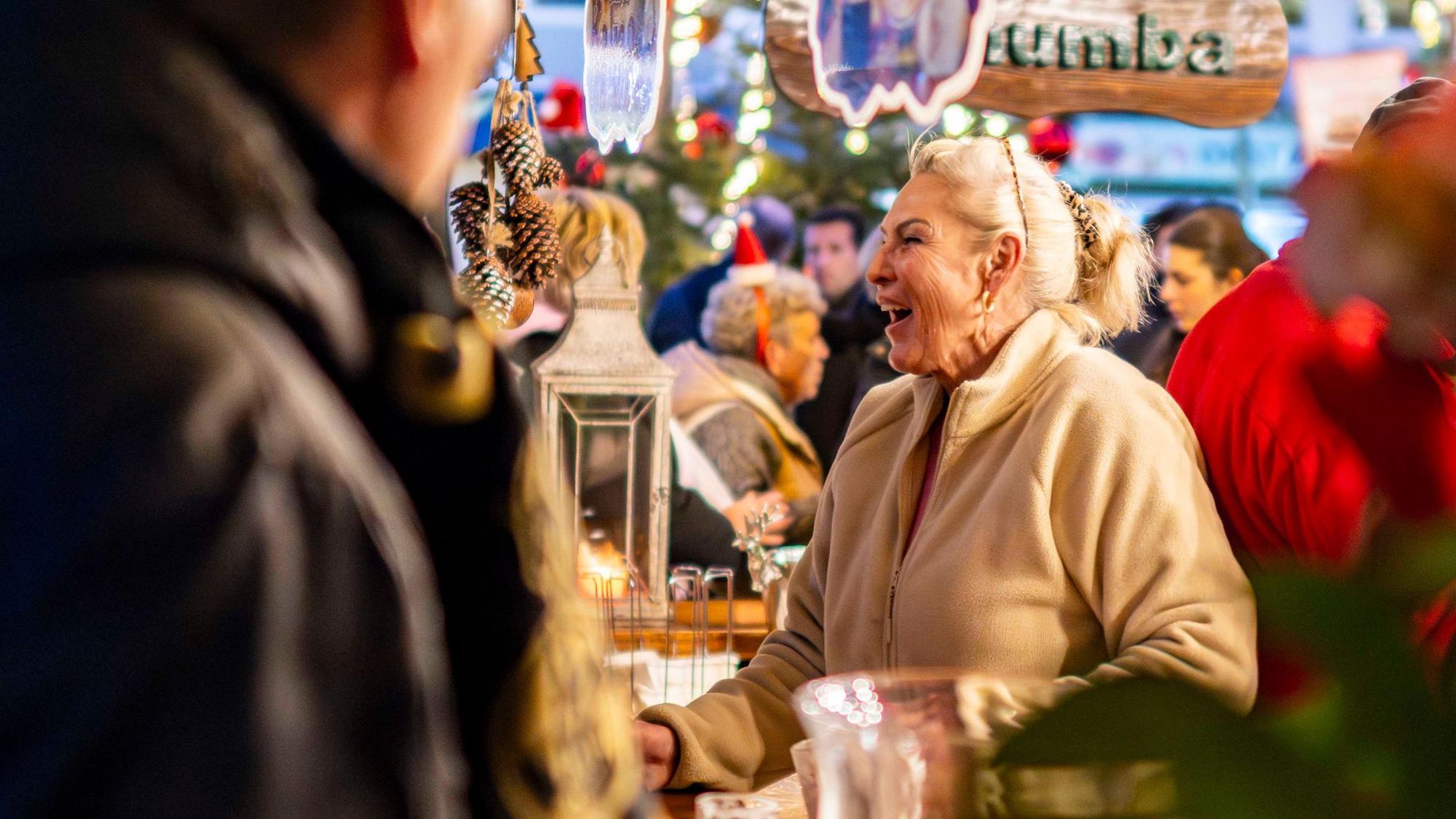 Schaustellerin Veronika Liebe inmitten des Weihnachtsmarktsgetümmels.