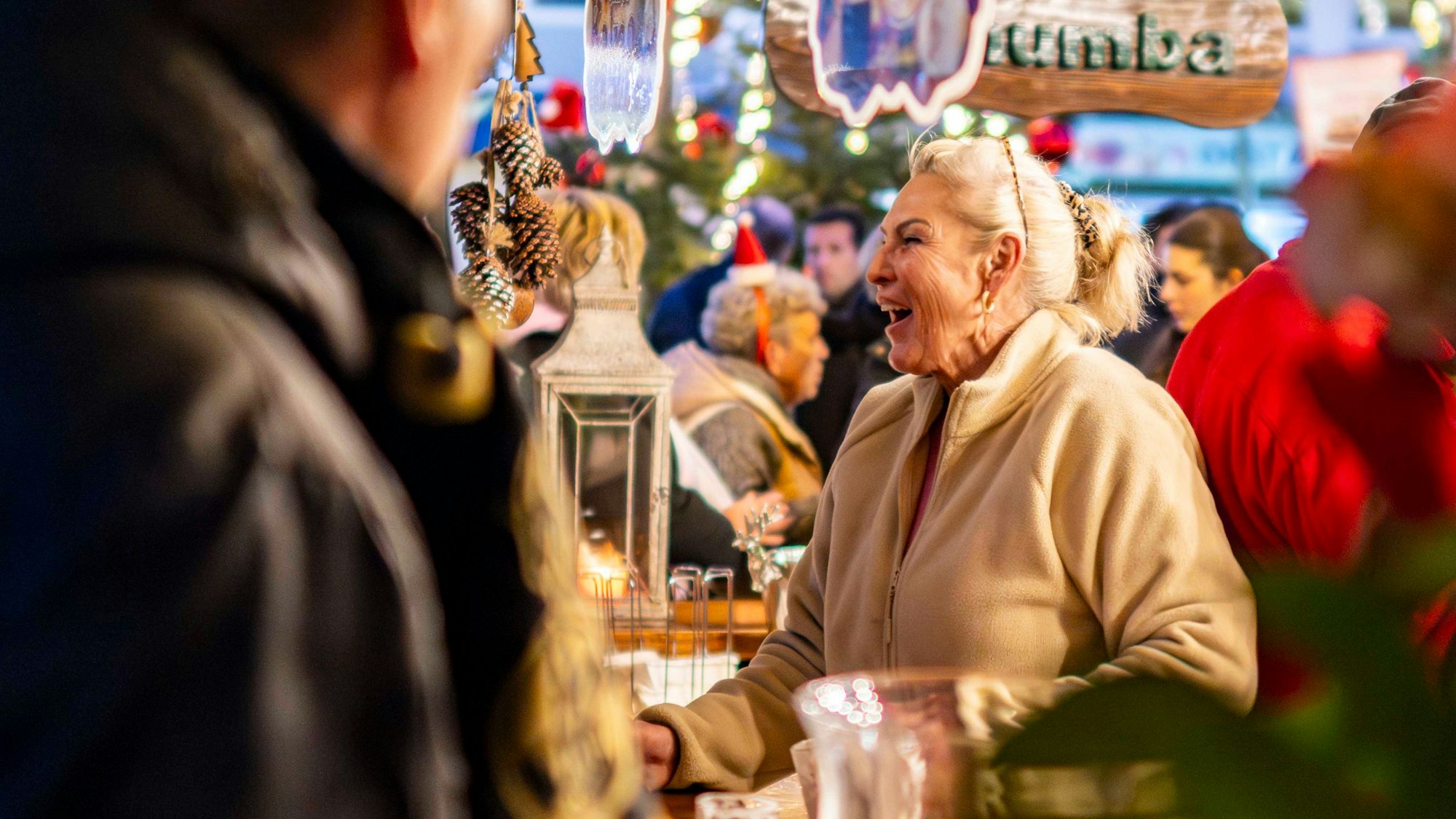 Schaustellerin Veronika Liebe inmitten des Weihnachtsmarktsgetümmels.