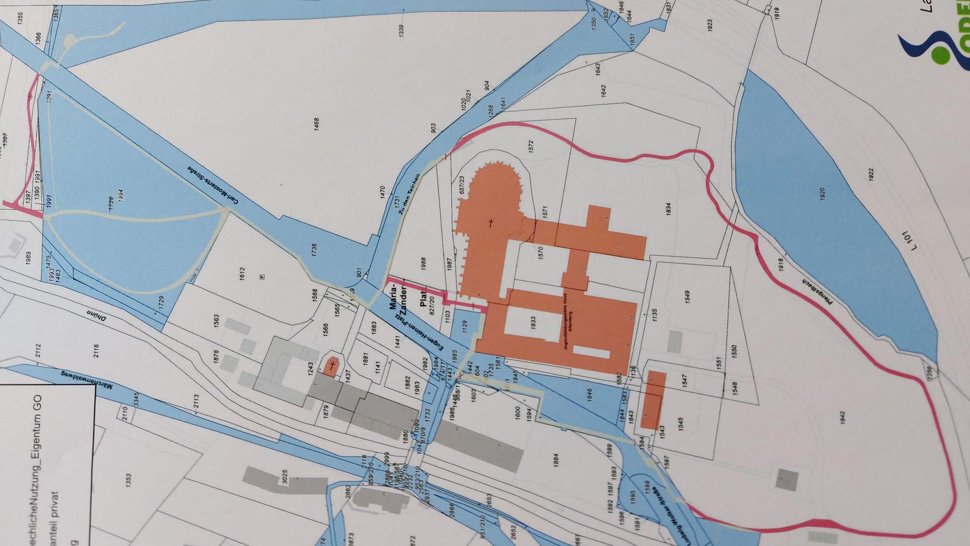 Ein Geländeplan. Er zeigt den Altenberger Dom mit dem barrierefreien Rundweg.