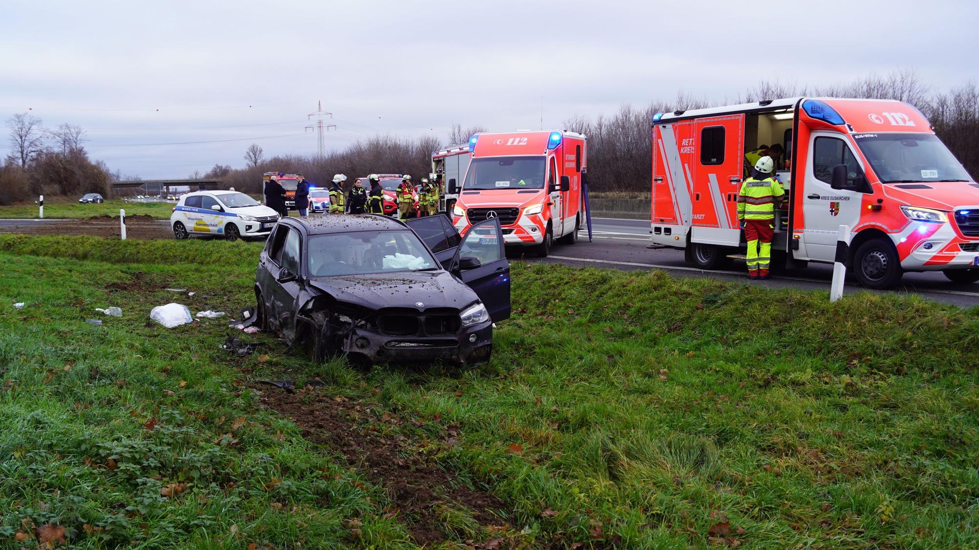 Der verunglückte Wagen steht auf dem Grünstreifen. Auf der Autobahn stehen die Fahrzeuge des Rettungsdienstes.