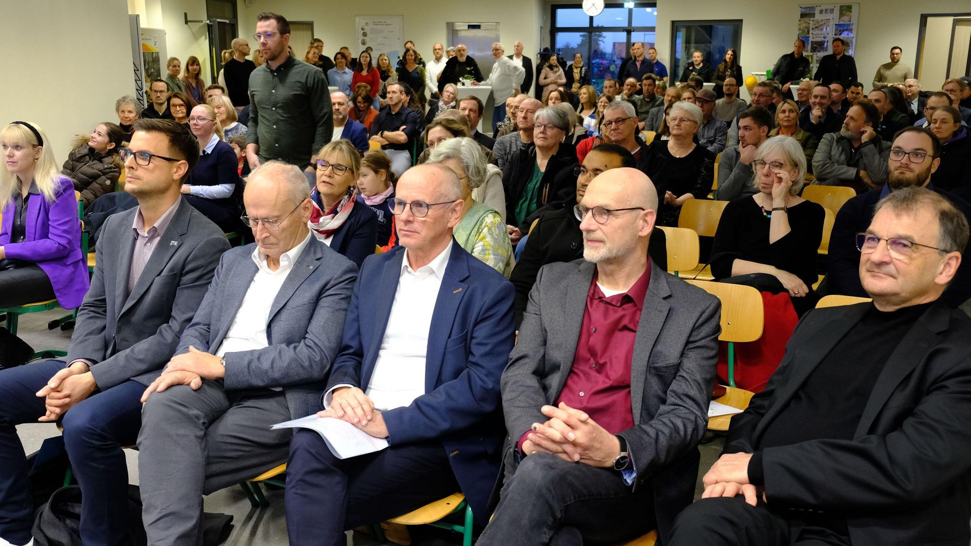 Die Gäste der Einweihungsfeier der Gemeinschaftsgrundschule Firmenich-Obergartzem.
