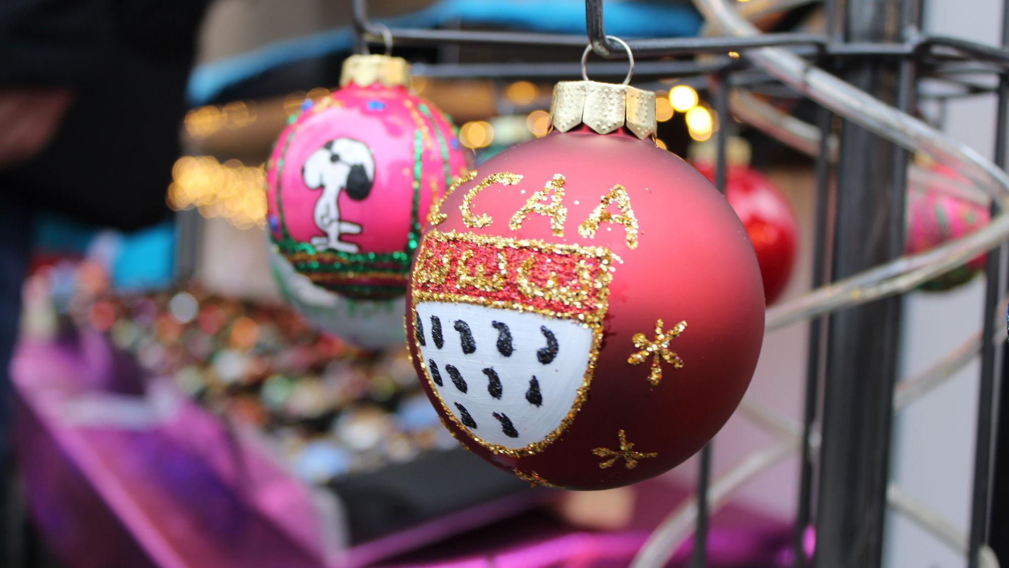 Weihnachtsmarkt auf der Troisdorfer Burg Wissem: Selbstbemalte Weihnachtskugeln von Moni Pfannschmidt