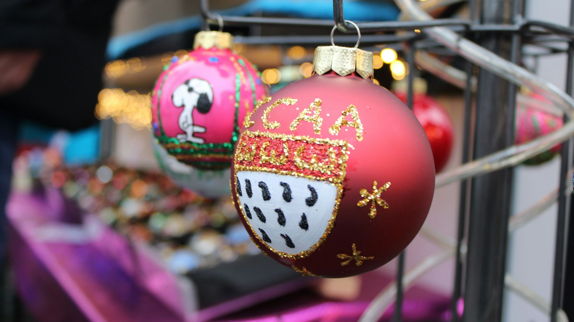 Weihnachtsmarkt auf der Troisdorfer Burg Wissem: Selbstbemalte Weihnachtskugeln von Moni Pfannschmidt