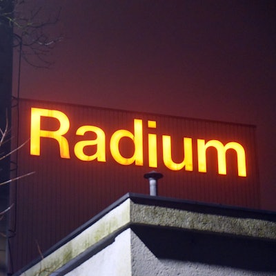 Das Foto zeigt das illuminierte Radium-Firmenlogo im Zentrum von Wipperfürth. (