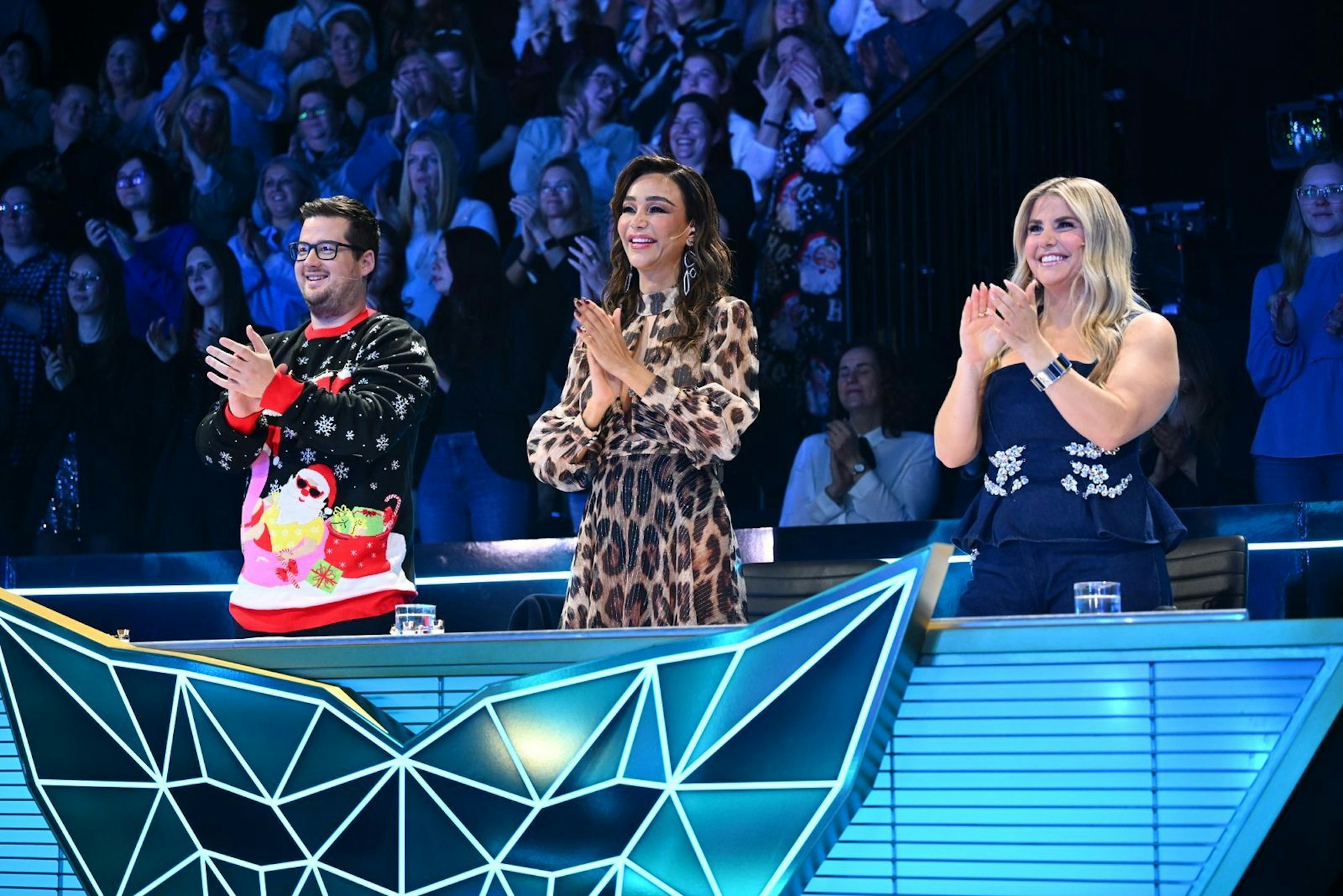 Nicht nur die Ratecrew mit Chris Tall und Verona Pooth (Mitte) sowie Gaststar Beatrice Egli war von den Leistungen der vier Finalisten begeistert. (Bild: Joyn/Willi Weber)